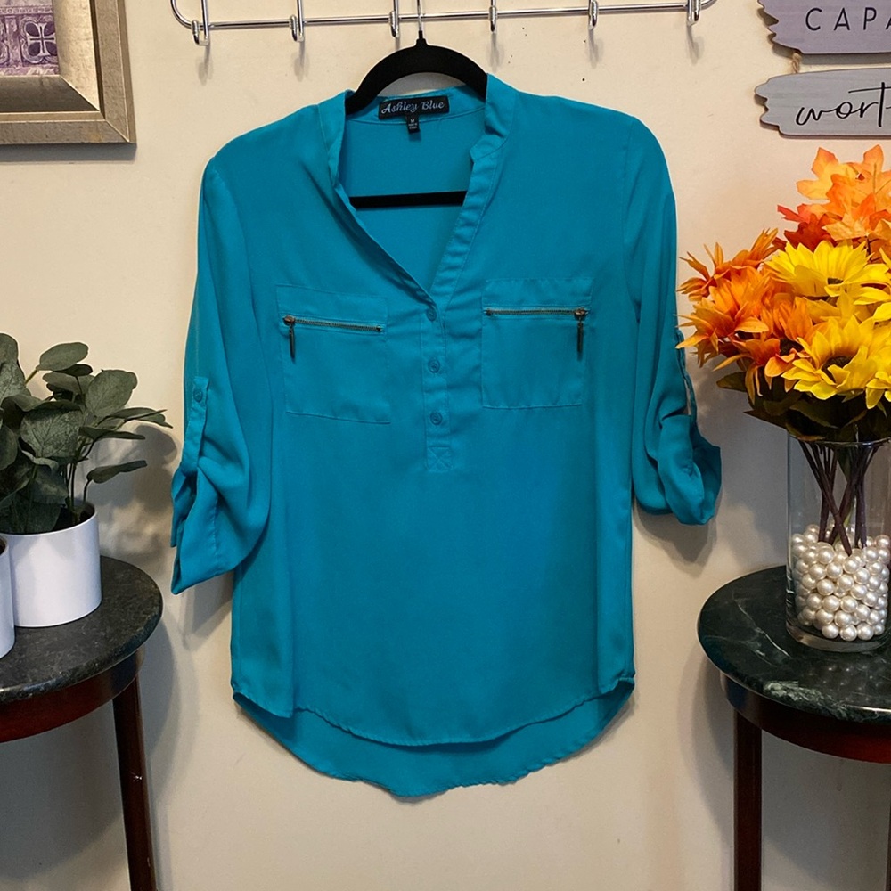 Ashley Blue Pullover Blouse Sz Medium w/Zipper Chest Pockets. Great Condition.